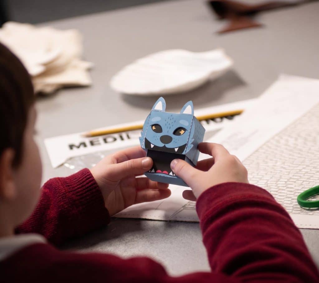 Marioneta de papel de lobo con boca móvil en un taller de PaperMotion Craft